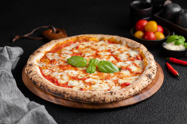 Margherita-Pizza auf Holzbrett